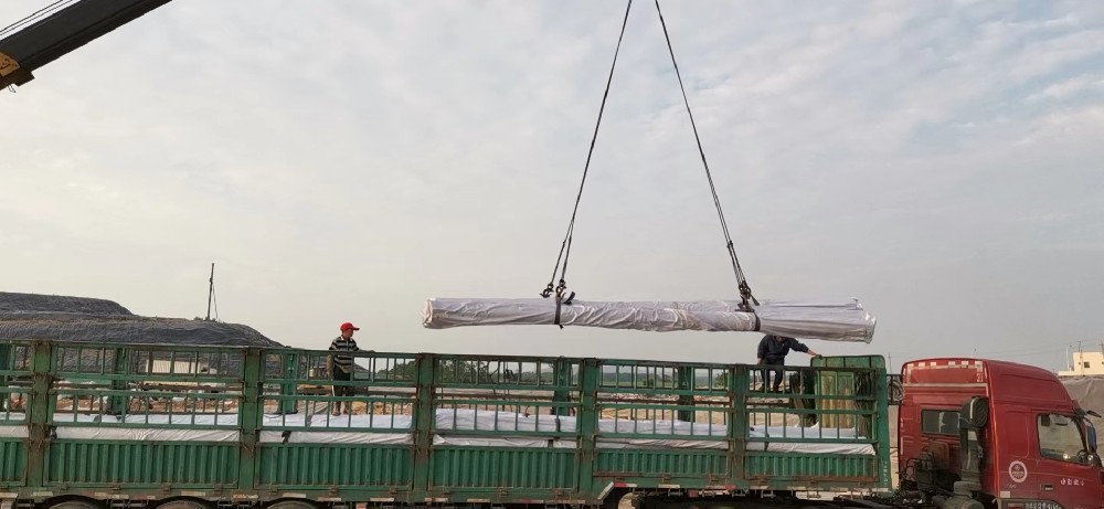 土工膜達(dá)到現(xiàn)場(chǎng)卸車(chē)