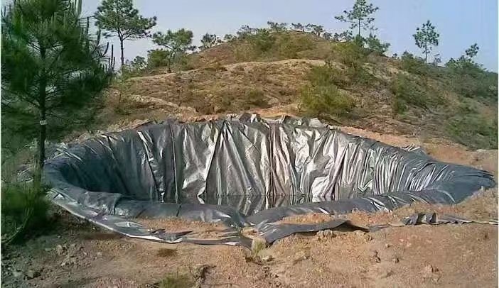 山地小型蓄水池鋪設(shè)土工膜