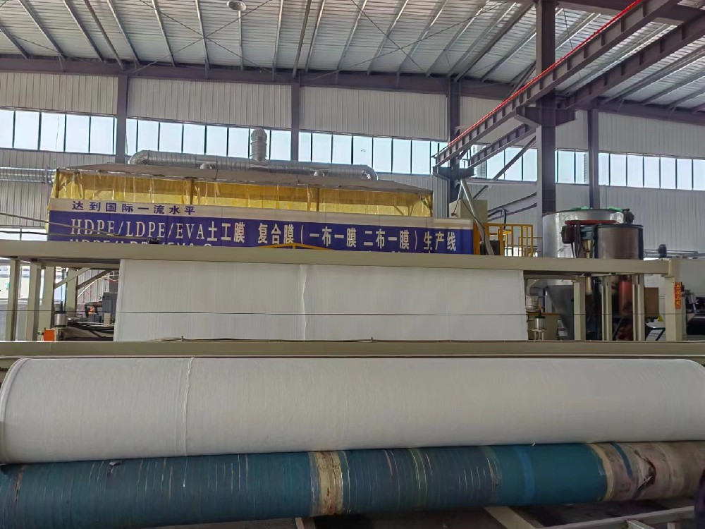 復(fù)合土工膜生產(chǎn)